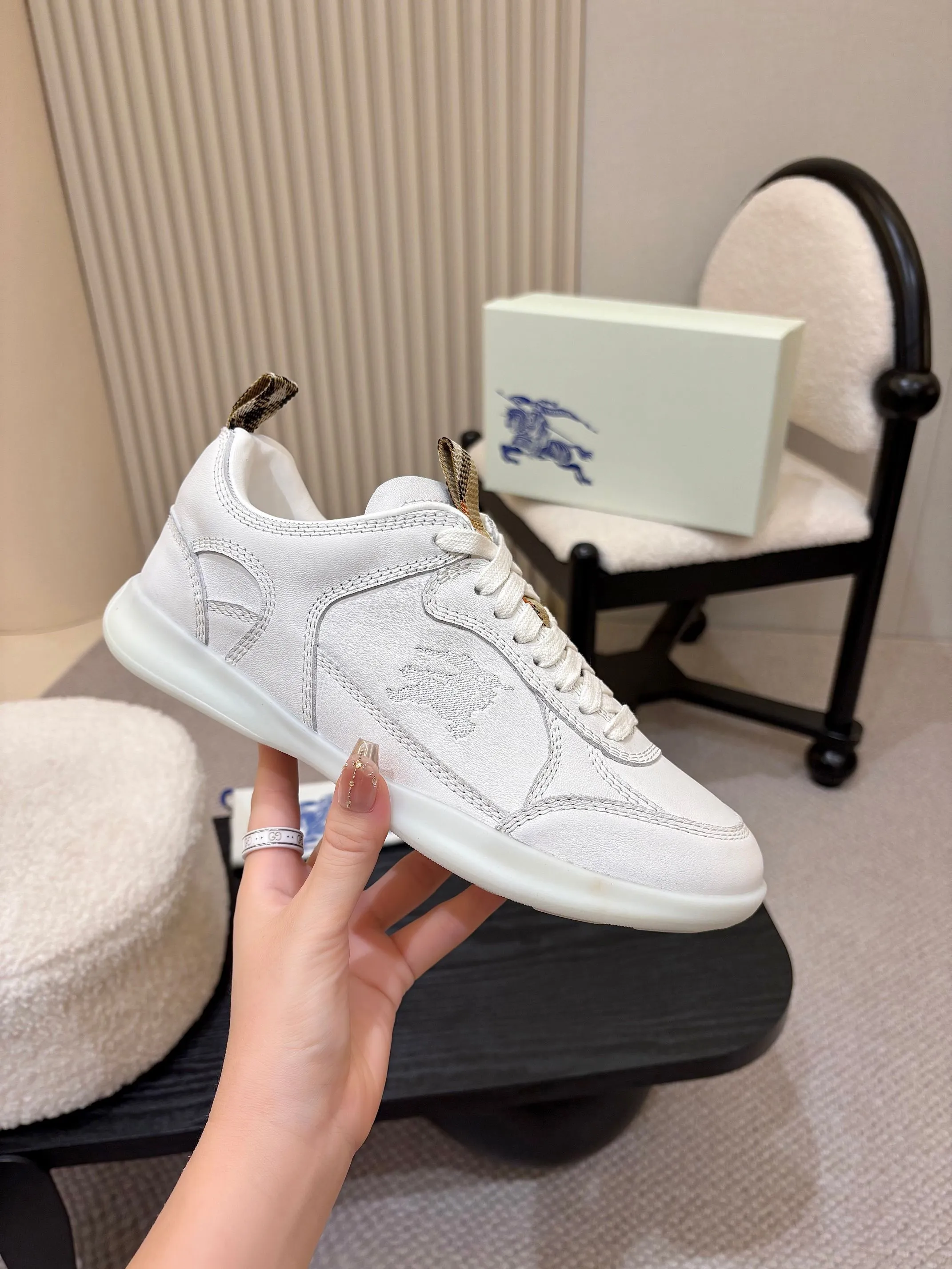 Men's shoes 💰640 Burberry's popular casual sneakers, debuted at the brand's 2025 summer fashion show. Made of refined Italian leather with tonal topstitching details, it's inspired by sporty design. Paired with lightweight soles and Burberry checkered shoe tabs, embellished with embroidery of the brand's Equestrian Knight logo (EKD) ✅Fabric: frosted/grained cowhide ✅Lining: sheepskin ✅Outsole: ultra-light rubber sole ✅Color: black/white/apricot available ✅Size: Men's 39-46 (45, 46 customized)